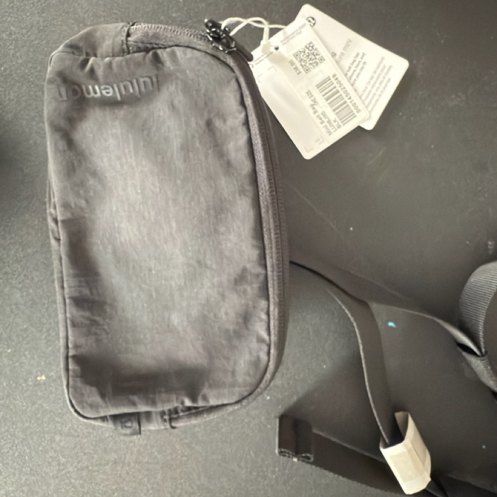 lululemon athletica Black Crossbody Bag -mini Belt Bag